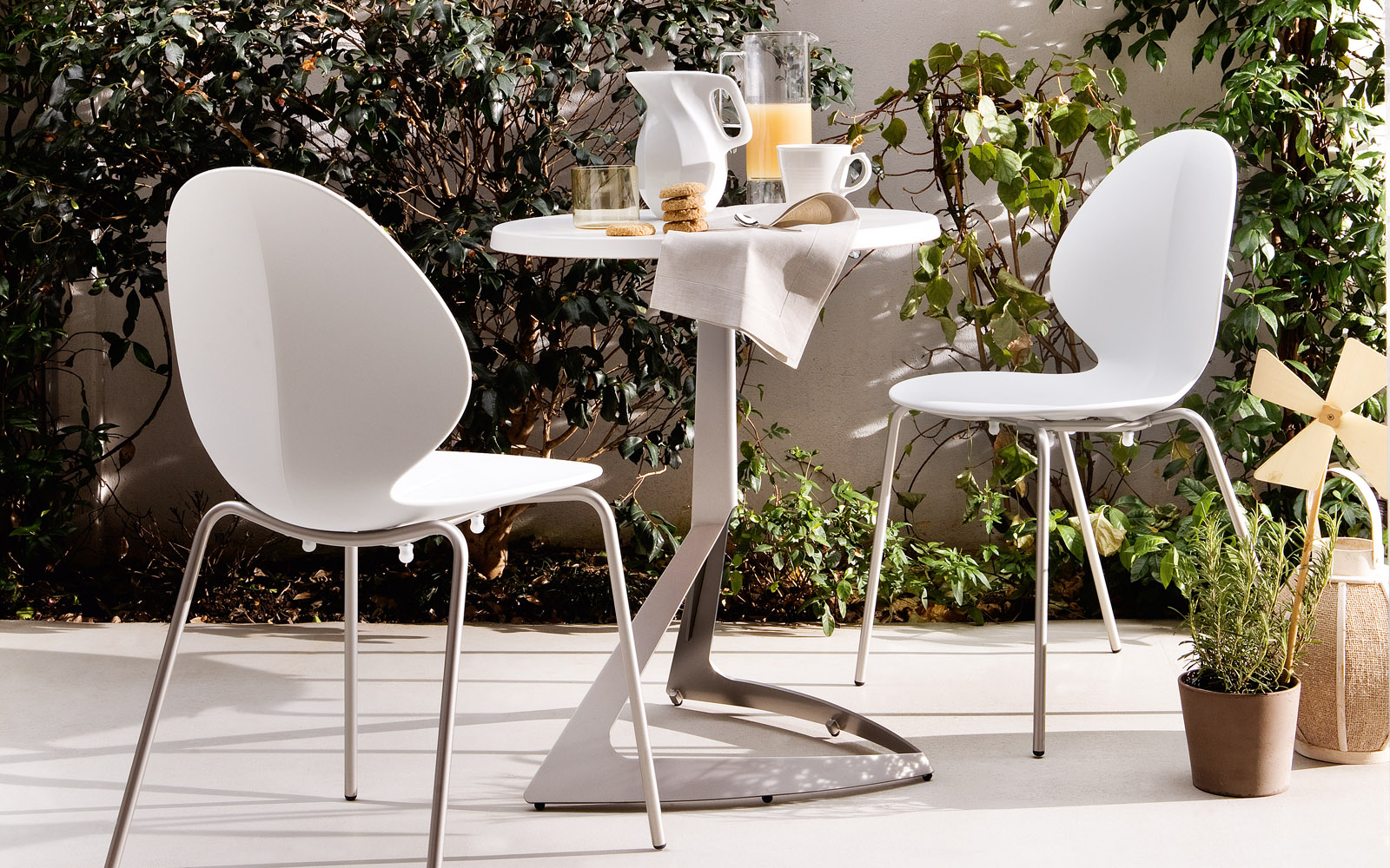 Sedia Calligaris Basil seduta bianco ottico e struttura in metallo satinato